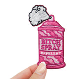 Frauenhand hält den Sprühdosen Patch