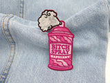 Sprühdosen Patch auf hellblauer Jeans