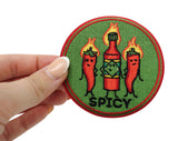 Frauenhand hält den Chilli Patch