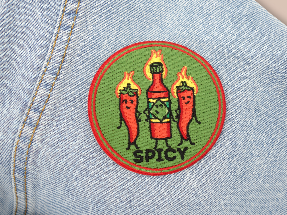 Chilli Patch auf hellblauer Jeans aufgebügelt