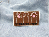 Pfoten Patch auf hellblauer Jeans