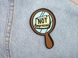 Handspiegel Patch auf hellblauer Jeans aufgebügelt