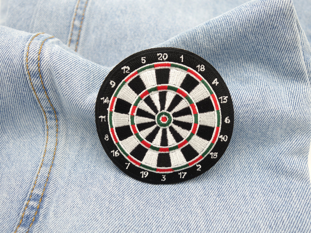 Dartscheibe Patch auf hellblauer Jeans