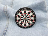 Dartscheibe Patch auf hellblauer Jeans