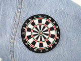 Dartscheibe Patch auf hellblauer Jeans aufgebügelt