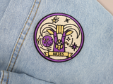 Widder Sternzeichen Patch auf hellbaluer Jeans aufgebügelt