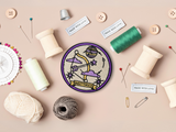 Sagittarius Patch mit Nähzeug im Hintergrund