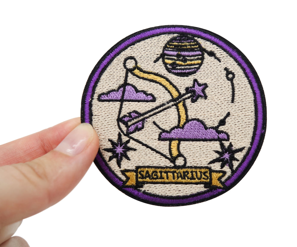 Frauenhand hält den Schütze Patch