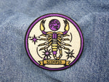 Skorpion Patch auf blauer Jeans