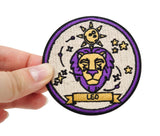 Frauenhand hält den Löwen Sternzeichen Patch