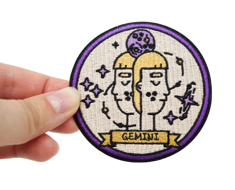 Zwilling Patch gehalten von einer Frauenhand