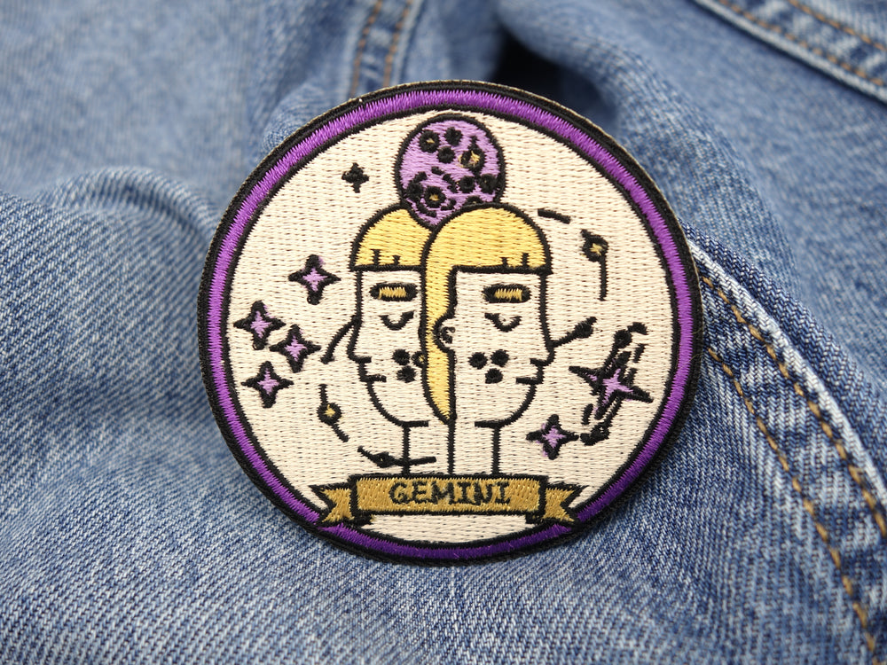 Zwilling Sternzeichen Patch auf blauer Jeans