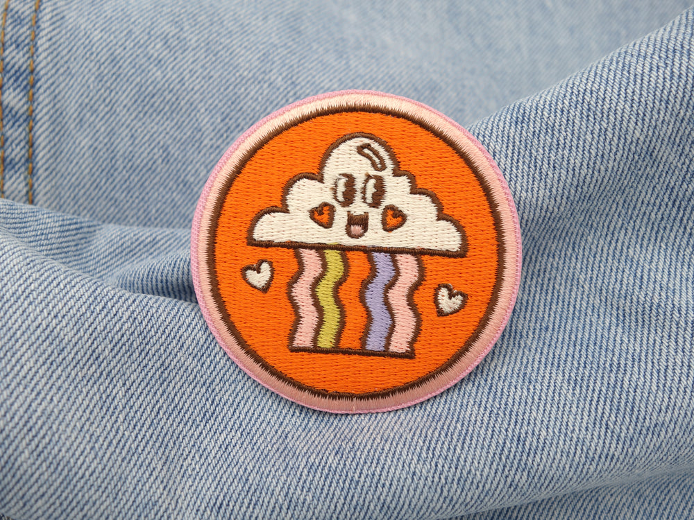 Regenbogen Patch auf hellblauer Jeans
