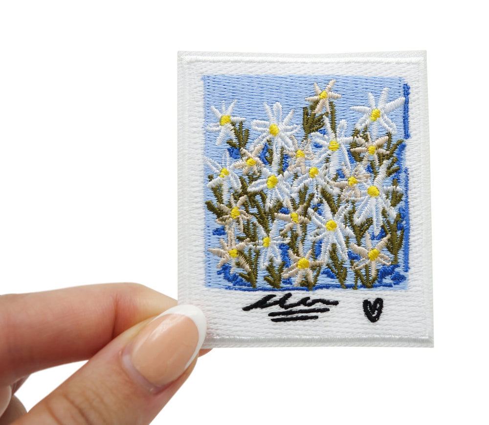 Frauenhand hält den Blumen Foto Patch