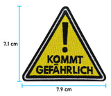 Kommt Gefährlich Patch mit der Maße: 7,1 x 7,9 cm