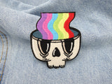Regenbogen im Totenkopf Patch auf hellblauer Jeans