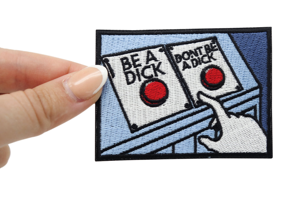 Frauenhand hält den Don´t be a Dick Patch