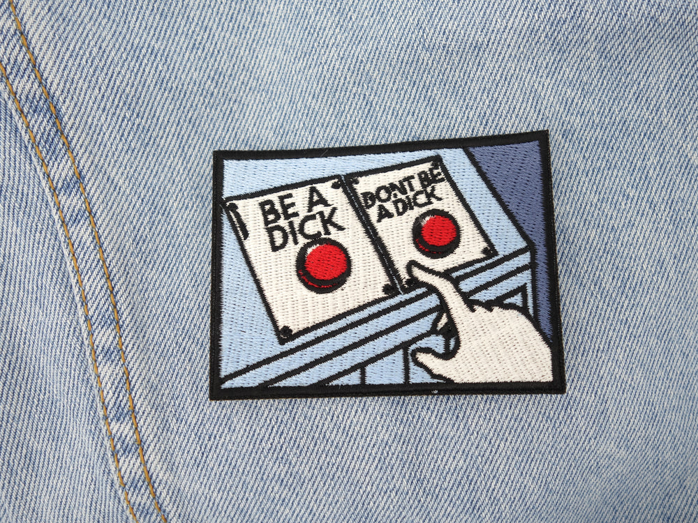 Don´t be a Dick Patch auf helblauer Jeans aufgebügelt