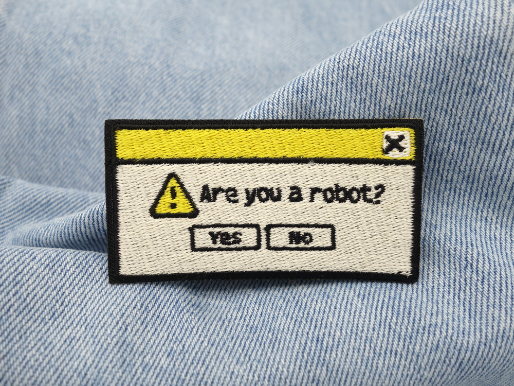 Are you a robot? Patch auf hellblauer Jeans