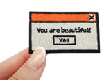 Frauenhand hält den You are beautiful Patch