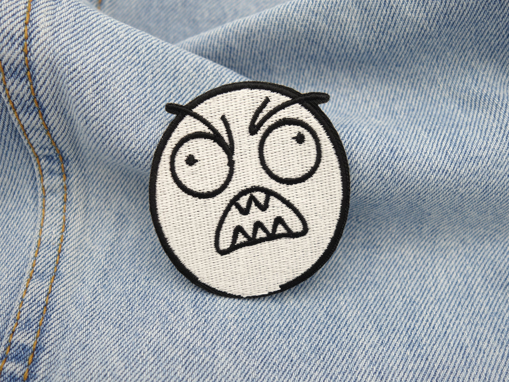 Meme Patch auf hellblauer Jeans
