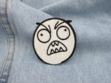 Meme Patch auf hellblauer Jeans