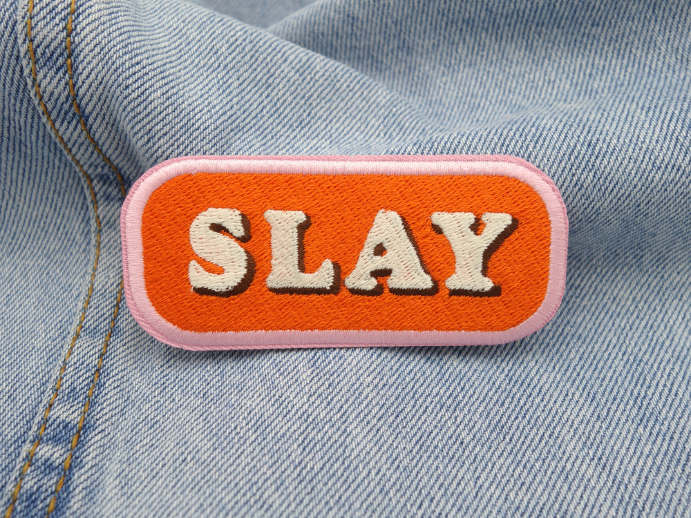 Slay Patch auf hellblauer Jeans