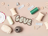 Love Patch mit Nähzeug im Hintergrund