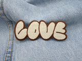 Love Patch auf hellblauer Jeans