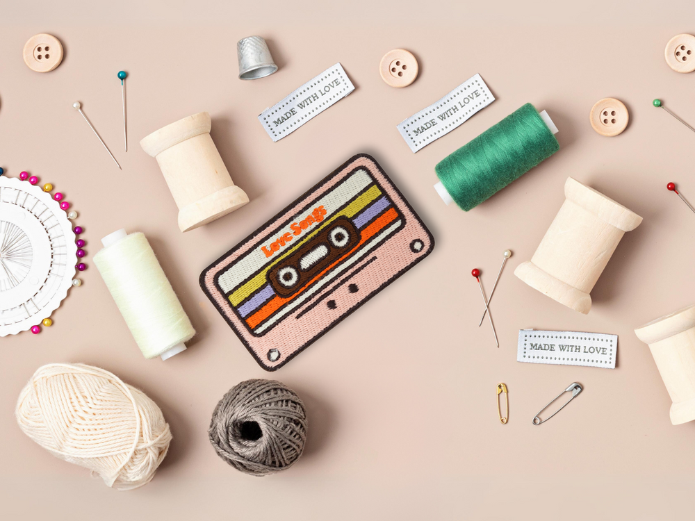 Kassette Patch mit Nähzeug im Hintergrund