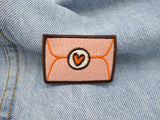 Liebesbrief Patch auf hellblauer Jeans