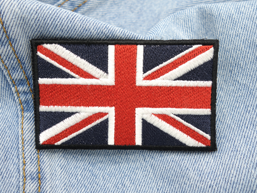 Großbritannien Klettpatch auf hellblauer Jeans