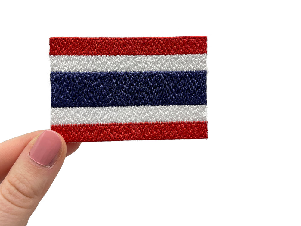 Thailand Flagge Patch gehalten von einer Frauenhand
