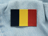 Belgische Flagge Patch auf hellblauer Jeans