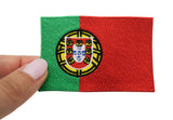 Portugal Flagge Patch gehalten von einer Frauenhand