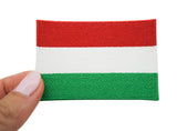 Frauenhand hält den Ungarn Flagge Patch