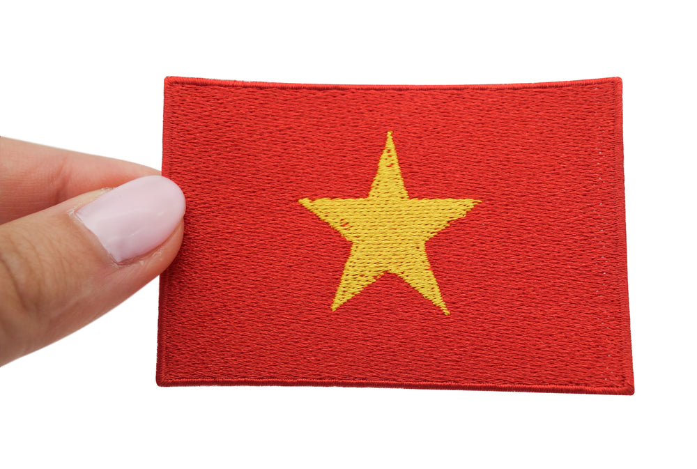 Frauenhand hält den Vietnam Patch