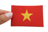 Frauenhand hält den Vietnam Patch