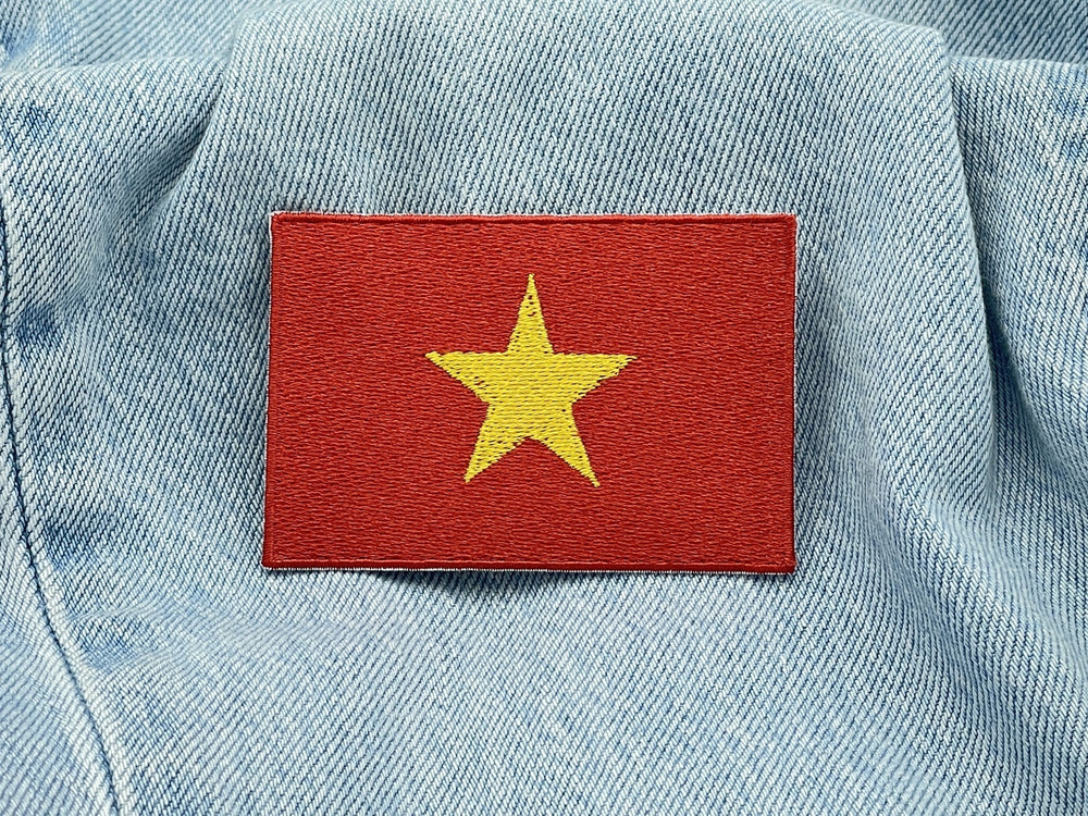 Vietnam Patch auf hellblauer Jeans
