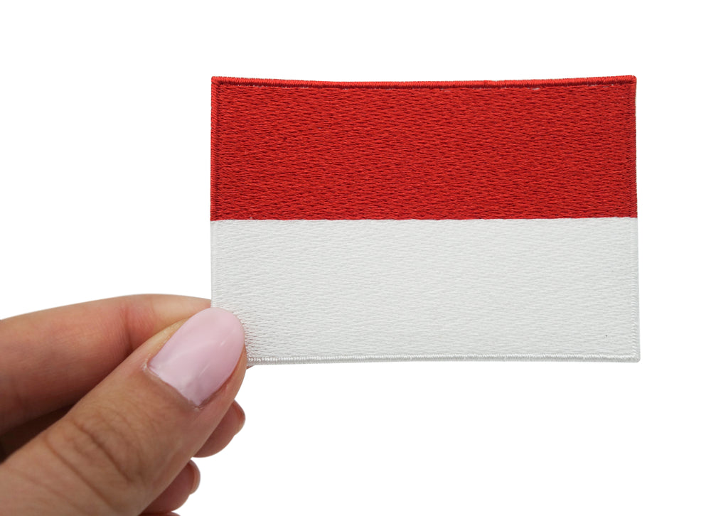 Indonesien Flagge Patch gehalten von einer Frauenhand