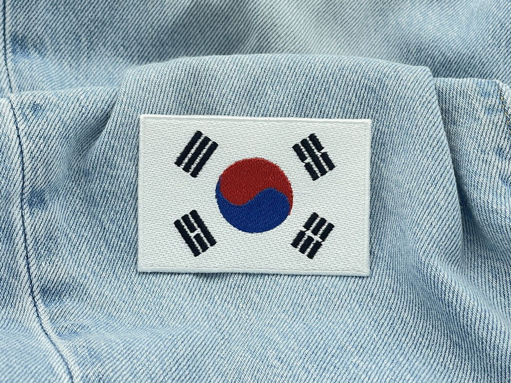 Südkorea Patch auf hellblauer Jeans