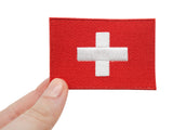 Schweiz Flagge Patch, gehalten von Frauenhand
