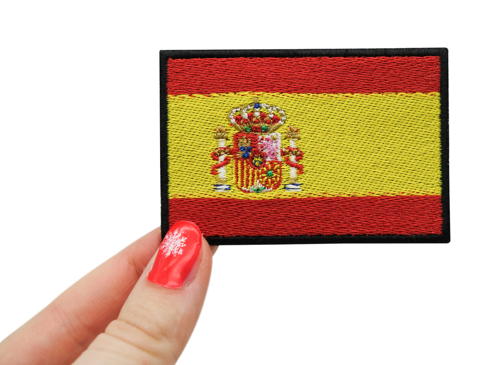 Frauenhand hält den Spanien Klettpatch