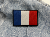 Frankreich Flagge Klettpatch auf blauer Jeans
