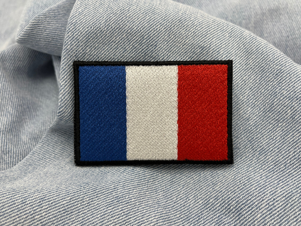 Frankreich Flagge Klettpatch auf hellblauer Jeans