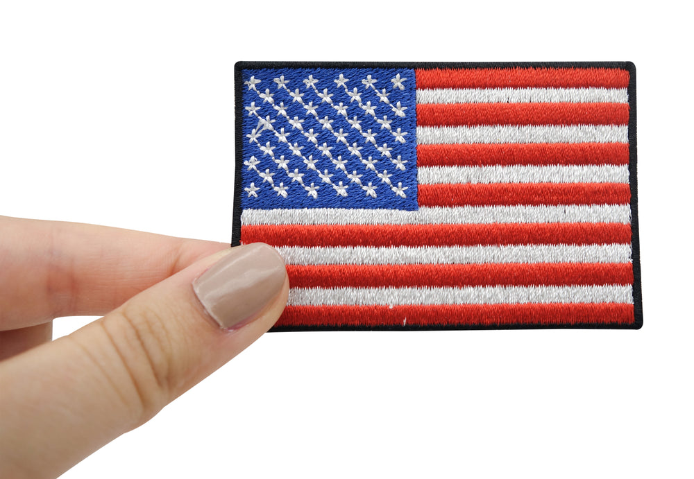 Frauenhand hält USA Amerika Flagge Patch