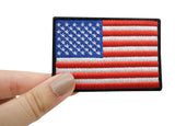 Frauenhand hält USA Klett Patch
