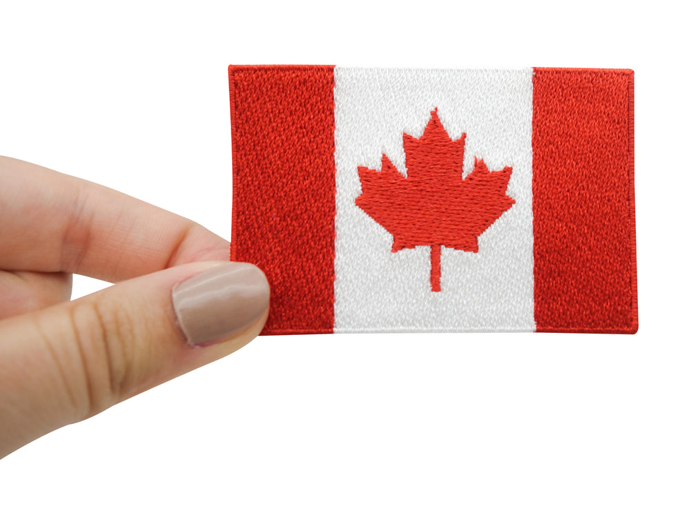 Kanada Flagge Patch gehalten von einer Frauenhand