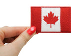 Frauenhand hält den Kanada Flagge Klettpatch