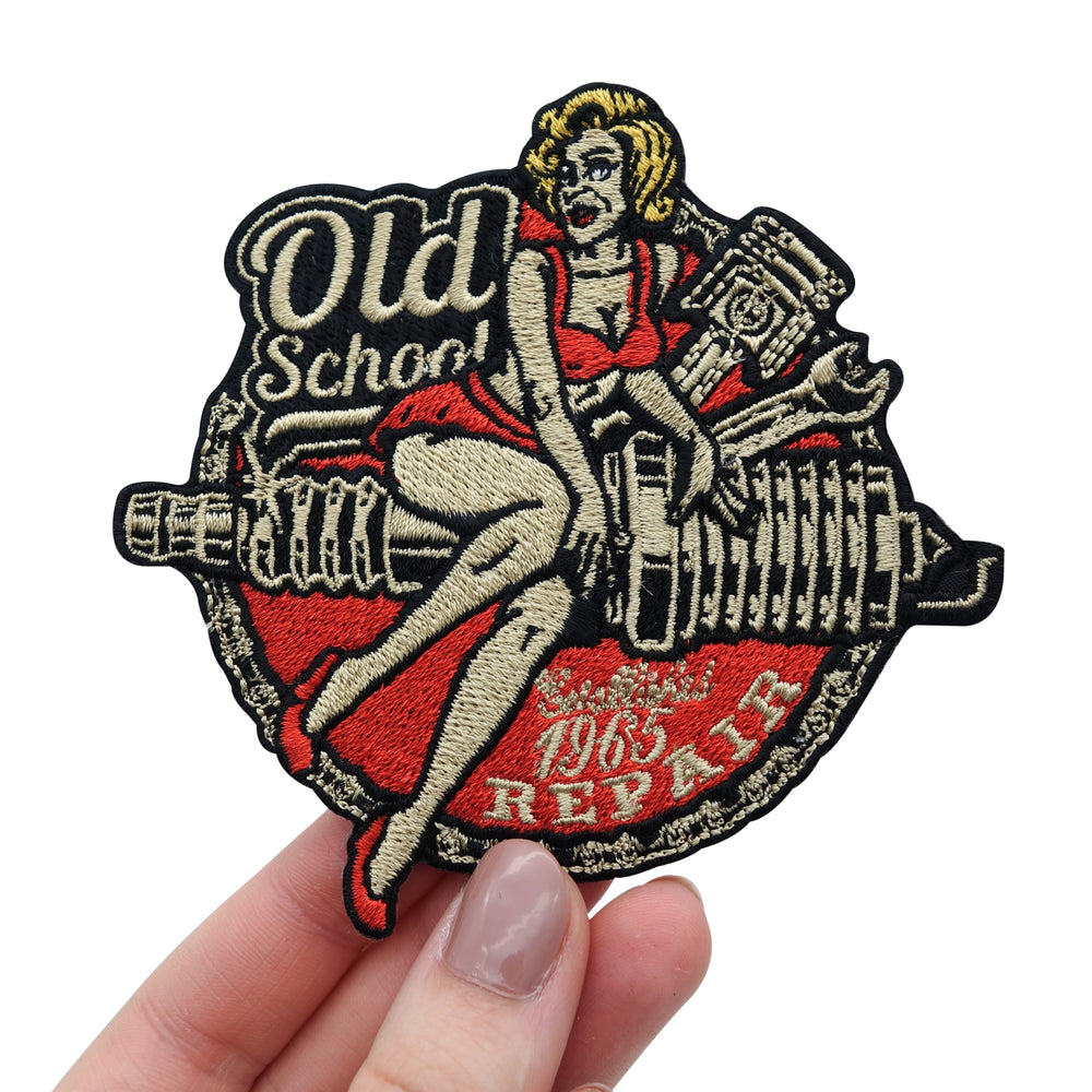 Old-School-Biker-Frau-auf-Motorrad-Schraube-Rückenaufnäher-Rückenpatch-Hand